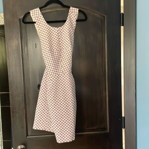 Adorable dress with crossed back